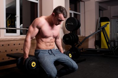 Konsantre vücut geliştirmeciydi kaldırmaya hazır