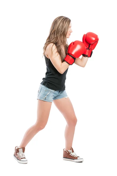 Vista lateral de una mujer con guantes de boxeo rojos — Foto de Stock