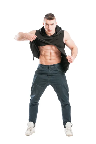 Joven y guapo modelo masculino mostrando abdominales — Foto de Stock