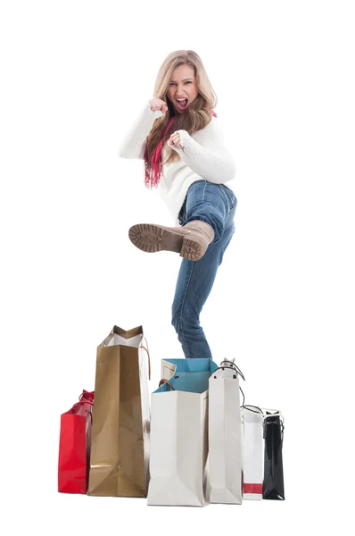 Shopping woman in in fighting position — Stock Photo, Image