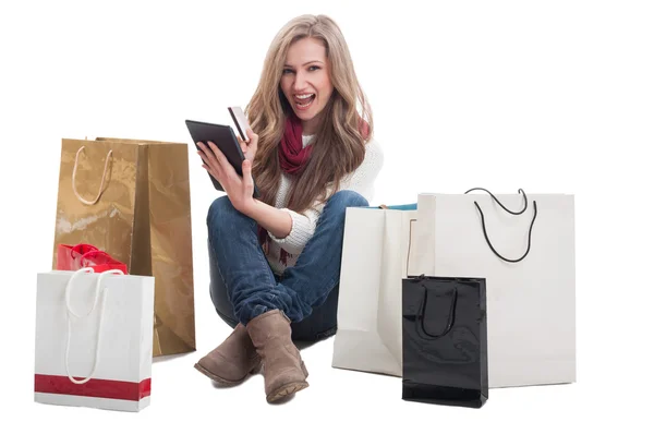 Shopping en ligne avec tablette et carte de crédit — Photo
