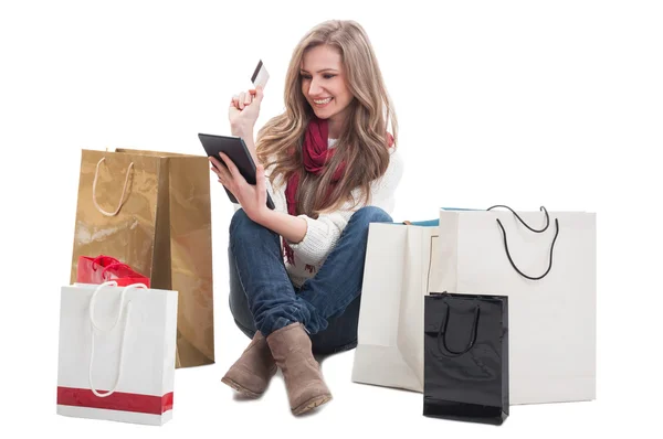 Nákupní žena držící kreditní nebo debetní kartou a tablet — Stock fotografie