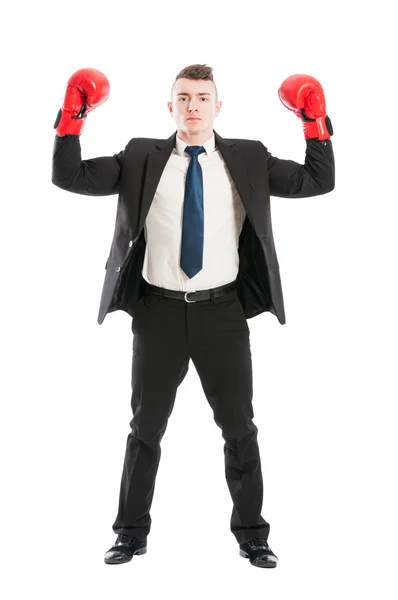 Бізнесмен з червоними боксерськими рукавичками стоїть — стокове фото