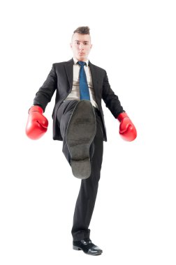 Rekabetçi iş adamı basmak rakipleri karşısında