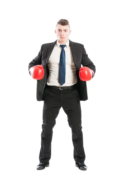 Hombre de negocios parado con guantes de boxeo rojos —  Fotos de Stock