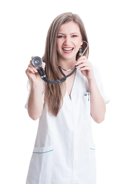 Mujer doctora señalando estetoscopio a la cámara —  Fotos de Stock