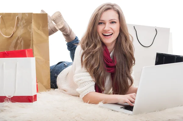 Hermosa y joven comprador femenino utilizando el ordenador portátil — Foto de Stock