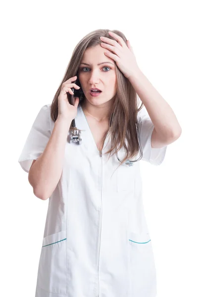 Woman doctor reveiving bad news on the phone — Stock Photo, Image