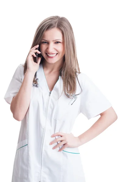 Woman doctor talking on smartphone — Stock Photo, Image