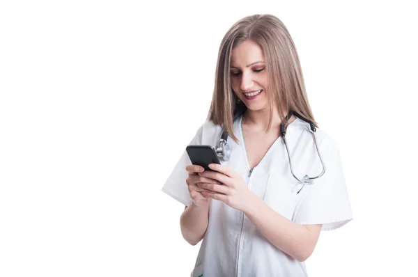 Junge Ärztin textet auf Smartphone — Stockfoto