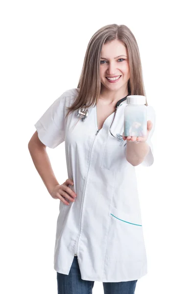 Mujer doctora sosteniendo un recipiente transparente de pastillas —  Fotos de Stock