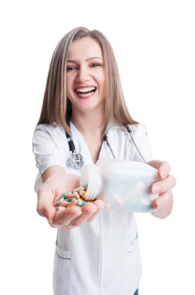 Smiling woman doctor offering pills — Stock Photo, Image