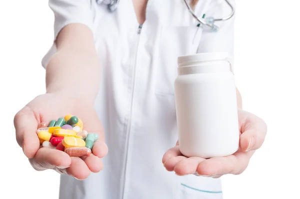 Женщина-врач держит в руках получателя лекарств и таблетки — стоковое фото