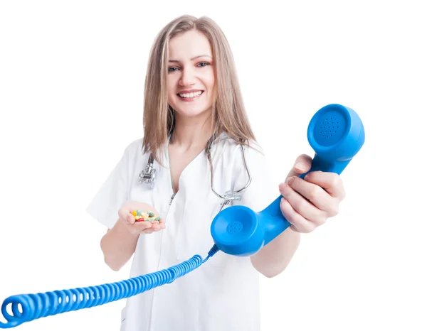 Woman doctor holding phone and pills — Stock Photo, Image