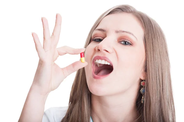 Aantrekkelijke vrouw nemen antibiotica pil — Stockfoto