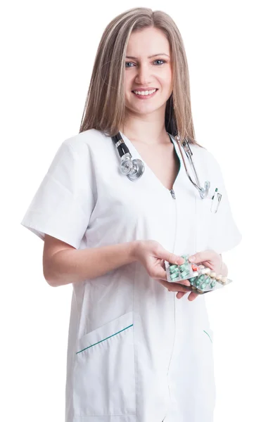 Doctora joven sosteniendo ampollas de píldoras —  Fotos de Stock