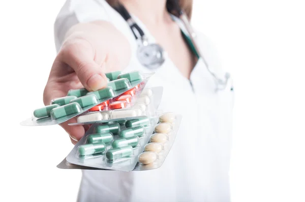 Фармацевтическая рука предлагает таблетки или волдыри — стоковое фото