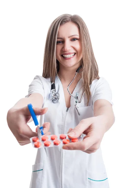 Female pharmacist cutting blister of pills using scissors — Stock Photo, Image