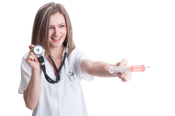 Прекрасная женщина-доктор держит стетоскоп и шприц — стоковое фото