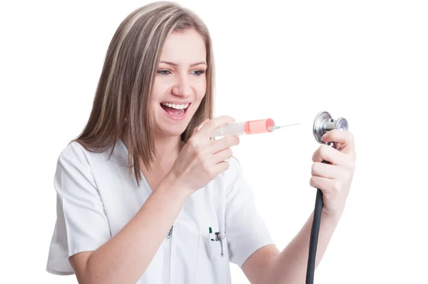 拿着注射器和听诊器的快乐女军医 — 图库照片
