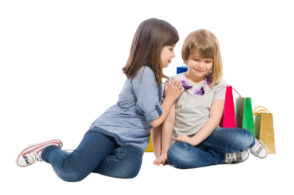 Jonge winkelen zusters — Stockfoto