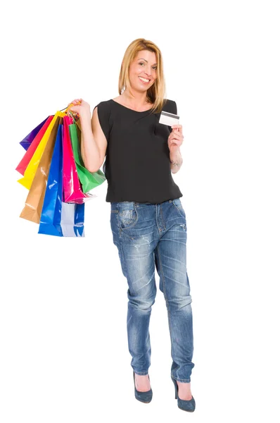 Mujer de compras con tarjeta de crédito de pie — Foto de Stock