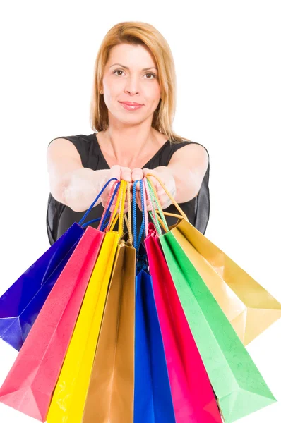 Mooie winkelstraat vrouw houdt van boodschappentassen — Stockfoto