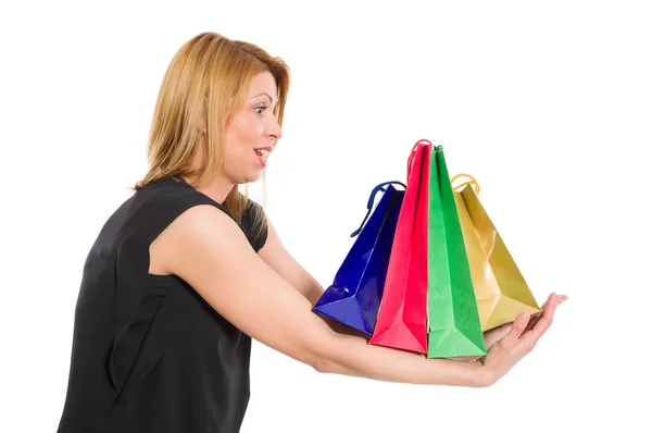 Mujer sorprendida o emocionada sosteniendo bolsas de compras —  Fotos de Stock