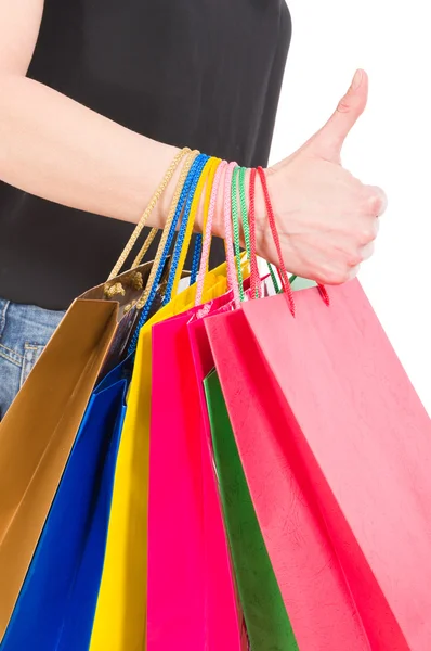 Sacos de compras no braço da mulher e polegares para cima — Fotografia de Stock