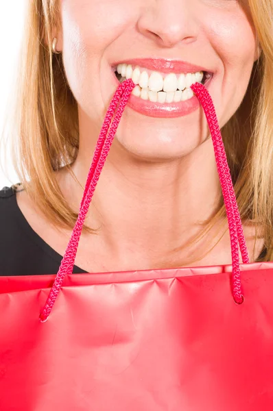 Soppende vrouw die tas met haar tanden — Stockfoto