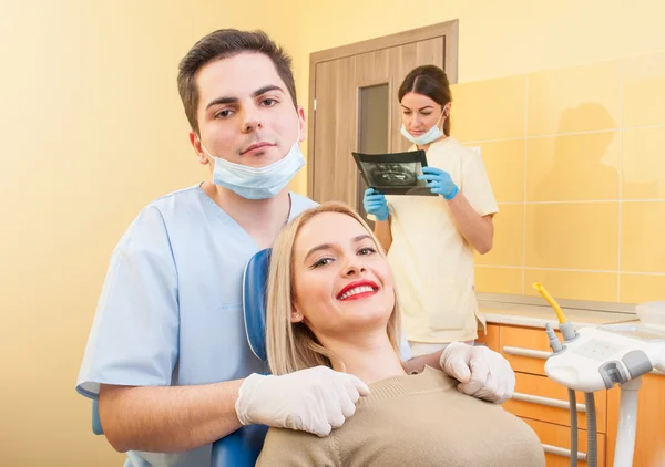 Médico dentista masculino e paciente feliz — Fotografia de Stock