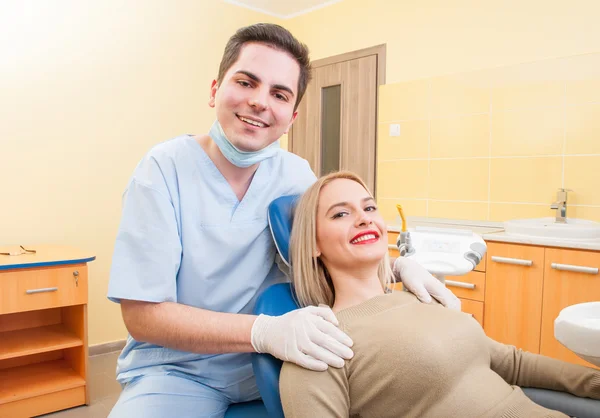Médico dentista e paciente sorrindo — Fotografia de Stock