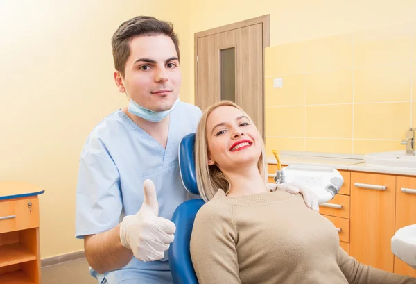 Jovem dentista tendo confiança — Fotografia de Stock