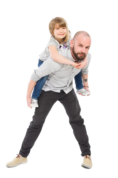 Sorridente figlia su padre indietro — Foto Stock