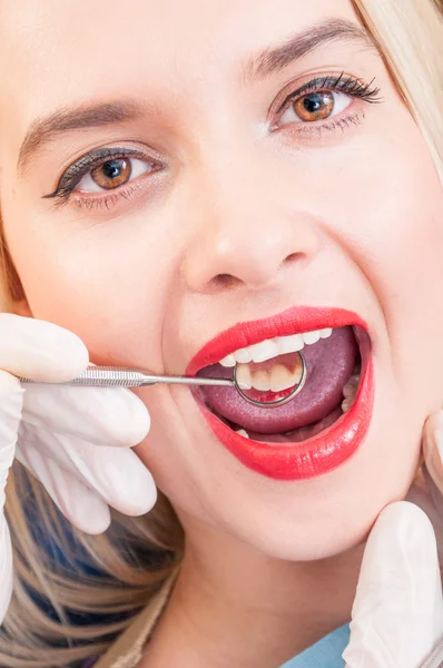 Mulher atraente com dentes bonitos — Fotografia de Stock