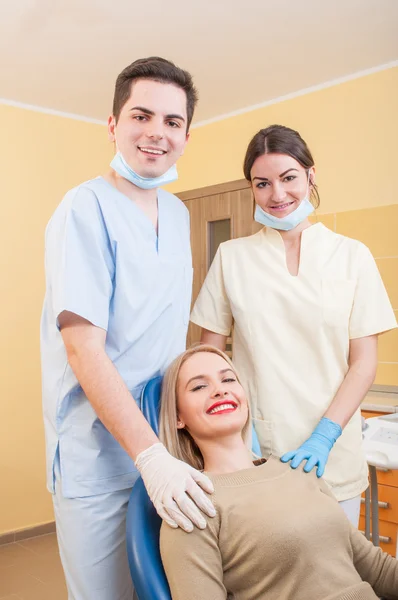 Magabiztos dental team mosolygó barát — Stock Fotó