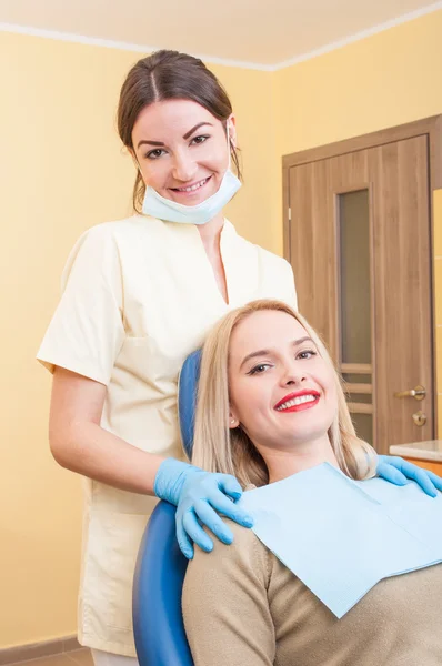 Vriendelijke en betrouwbare vrouwelijke tandarts — Stockfoto