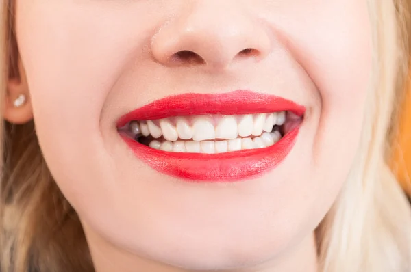 Mujer hermosa sonrisa, dientes o dentadura postiza — Foto de Stock