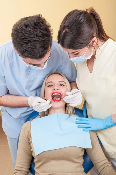 Zahnarztteam arbeitet — Stockfoto
