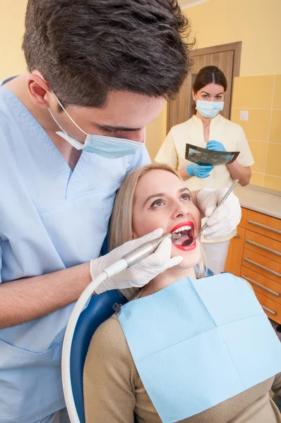 Mannelijke tandarts en vrouwelijke assistent werkt — Stockfoto