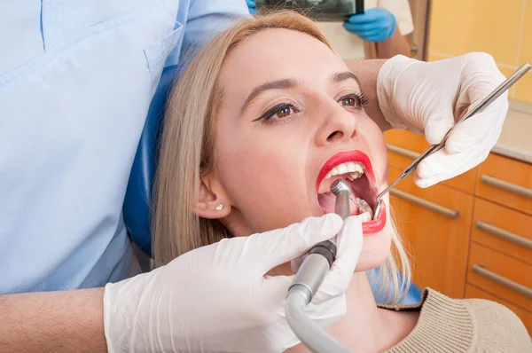 Bella paziente donna nello studio dentistico — Foto Stock