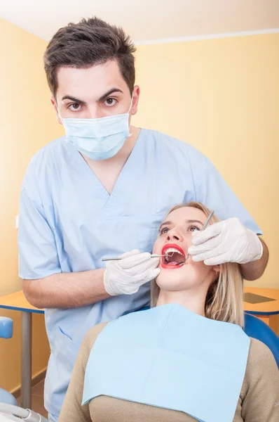 Jovem dentista do sexo masculino no trabalho — Fotografia de Stock