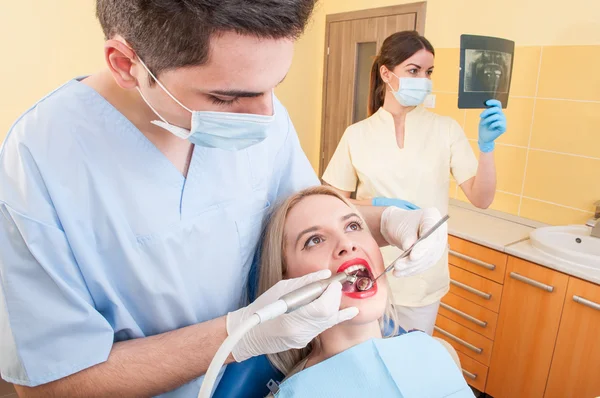 Piękna kobieta pacjenta w gabinecie dentysty lub szafka — Zdjęcie stockowe