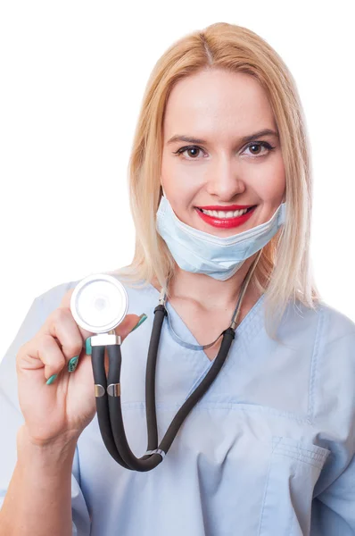 Porträt einer jungen, schönen und lächelnden Ärztin — Stockfoto