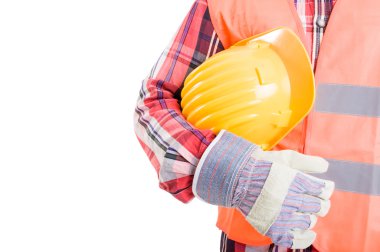 Kolunun altında sarı kask holding inşaat işçisi