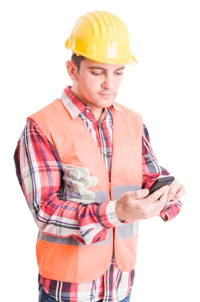 Constructor moderno con smartphone inalámbrico —  Fotos de Stock