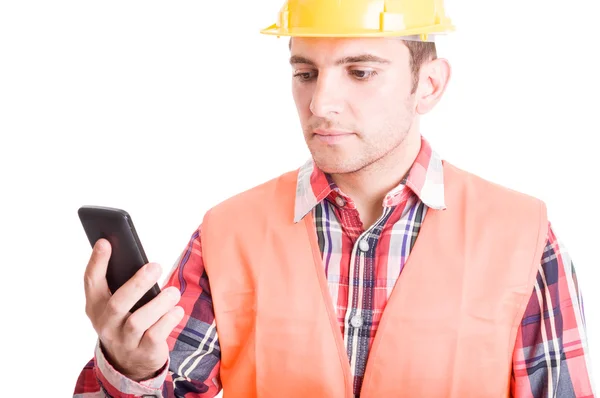 Constructor moderno usando smartphone —  Fotos de Stock