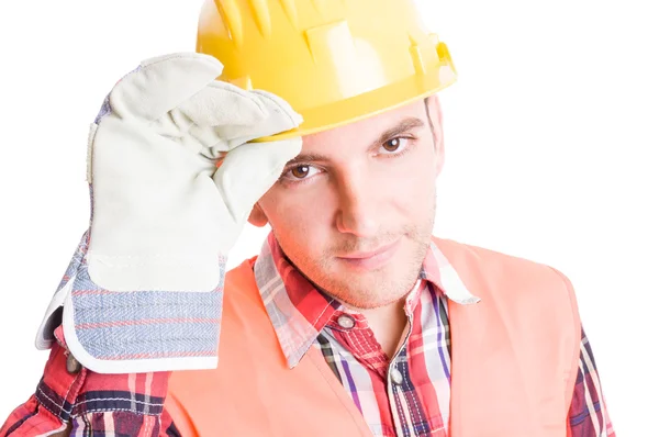 Constructor de casas geeting tocando su casco —  Fotos de Stock