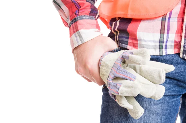 Рука будівельника тримає будівельні рукавички — стокове фото