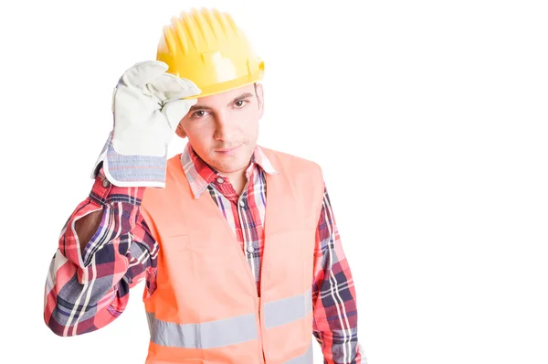 Konstrukteur rastet aus, indem er seinen Helm berührt — Stockfoto